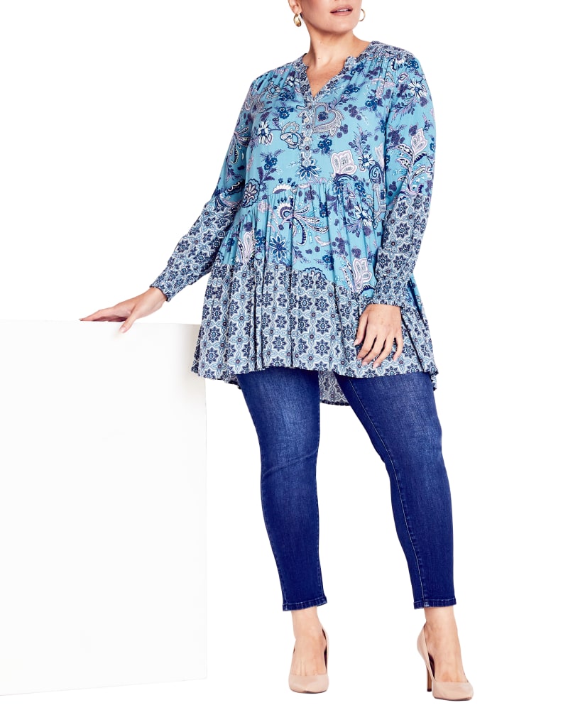 Front of a model wearing a size 20 TUNIC CYNTHIA SPLICE in Teal Paisley Swirl by avenue. | dia_product_style_image_id:320428